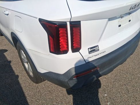 Certified 2023 Kia Sorento LX FWD image 6