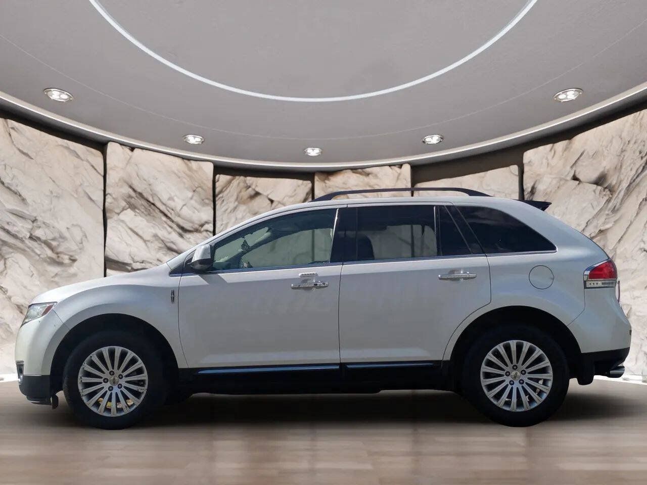 Used 2011 Lincoln MKX 2WD w/ Wood Pkg image 4