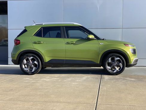 Used 2023 Hyundai Venue SEL image 3