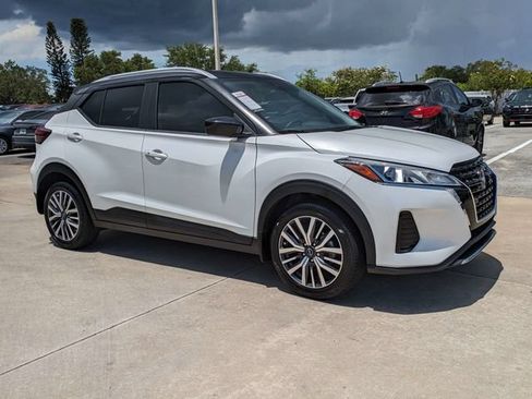 Used 2023 Nissan Kicks SV FWD image 2