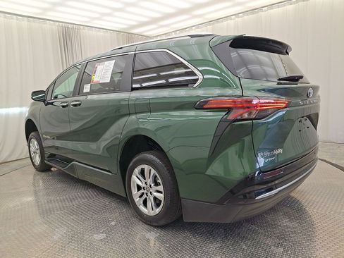 Used 2026 Toyota Sienna Limited FWD image 25