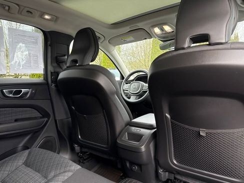 Used 2022 Volvo XC60 B5 Momentum image 25