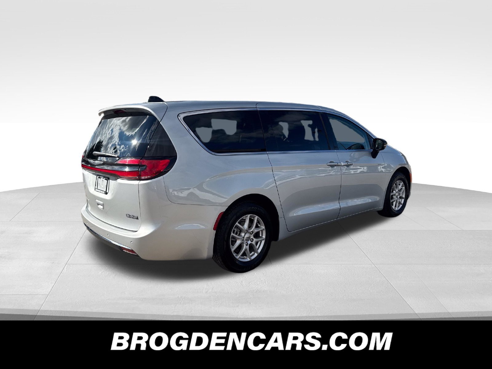 Used 2024 Chrysler Pacifica Touring-L FWD image 3