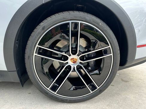 Used 2025 Porsche Taycan 4 Cross Turismo image 32