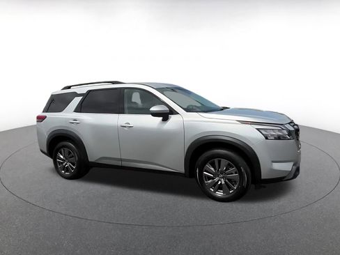 Used 2025 Nissan Pathfinder SV FWD image 2