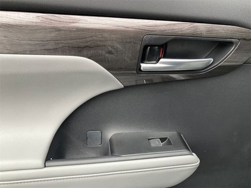 New 2026 Toyota Highlander Platinum image 13