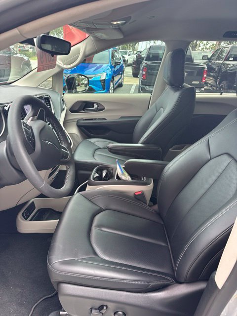Used 2024 Chrysler Pacifica Touring-L FWD image 3