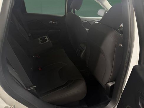 Used 2019 Jeep Cherokee Latitude w/ Cold Weather Group AWD/4WD image 14