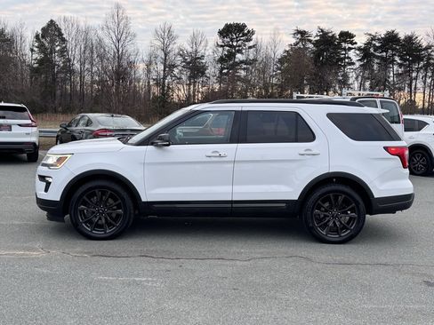 Used 2018 Ford Explorer XLT w/ Equipment Group 202A image 3