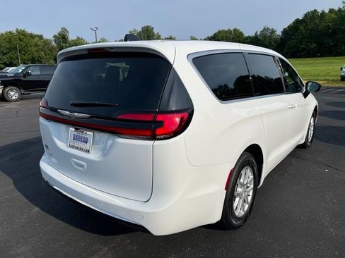 New 2026 Chrysler Pacifica Select FWD image 3