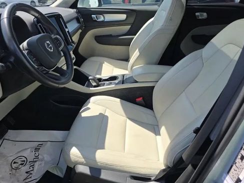 Used 2021 Volvo XC40 T4 Momentum FWD image 6