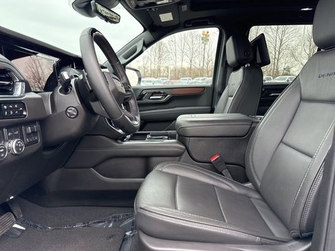 Used 2025 GMC Yukon Denali w/ Denali Reserve Package image 9