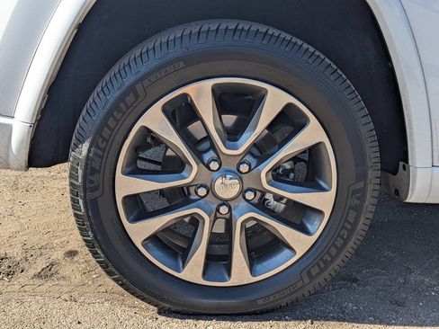 Used 2017 Jeep Grand Cherokee Overland AWD/4WD image 10