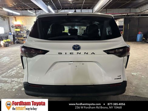 Used 2024 Toyota Sienna LE FWD image 5