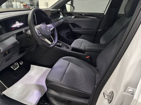 New 2026 Volkswagen Tiguan SE R-Line image 13