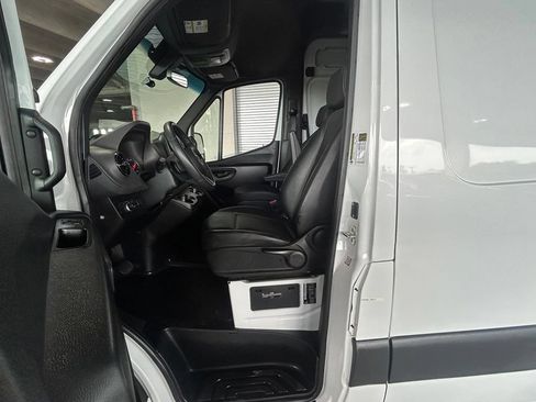 Used 2025 Mercedes-Benz Sprinter 2500 image 16