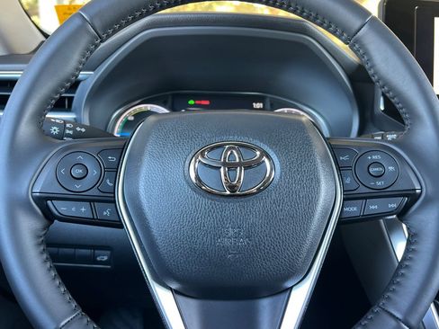 Certified 2024 Toyota Venza LE image 28