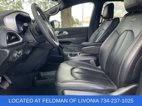 Used 2024 Chrysler Pacifica Limited FWD image 19