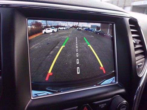 Used 2018 Jeep Grand Cherokee Altitude image 18