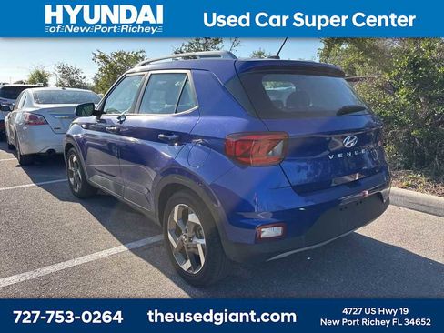Used 2023 Hyundai Venue SEL image 2