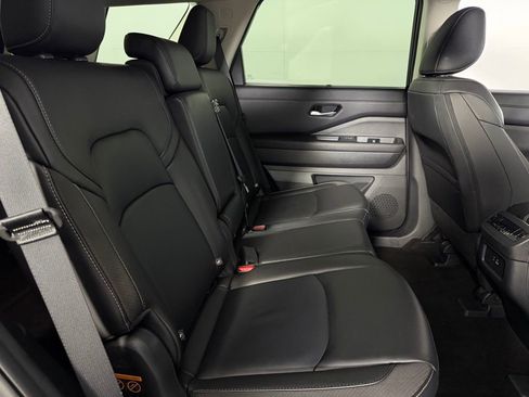 Used 2025 Nissan Pathfinder SL image 32