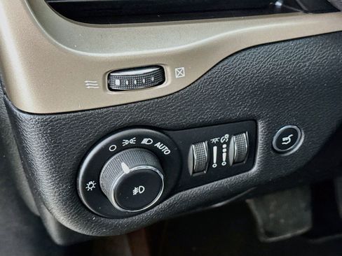 Used 2018 Jeep Cherokee Limited AWD/4WD image 14