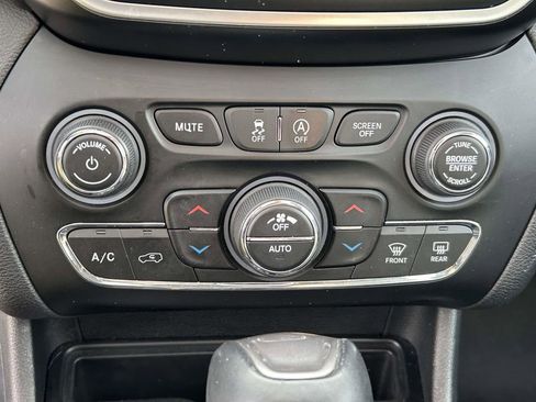 Used 2019 Jeep Cherokee Latitude Plus w/ Comfort/Convenience Group image 27