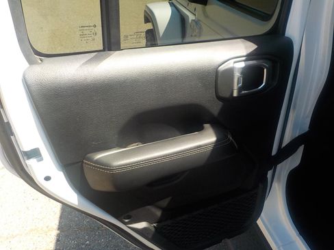 Used 2018 Jeep Wrangler Unlimited Sahara AWD/4WD image 16