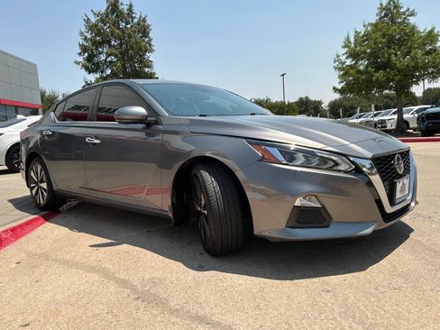 Used 2021 Nissan Altima 2.5 SV w/ SV Premium Package FWD image 4