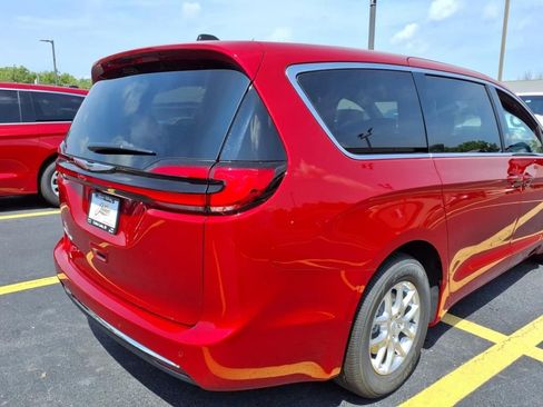 New 2026 Chrysler Pacifica Select image 5