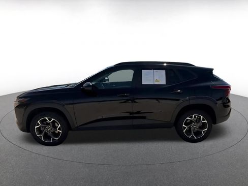 Used 2025 Chevrolet Trax LT w/ LT Convenience Package FWD image 8