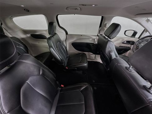 Used 2024 Chrysler Pacifica Touring-L image 27