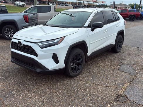 Used 2024 Toyota RAV4 LE FWD image 9