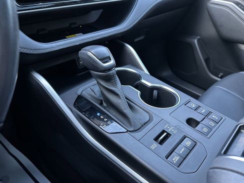 Used 2023 Toyota Highlander XLE image 19