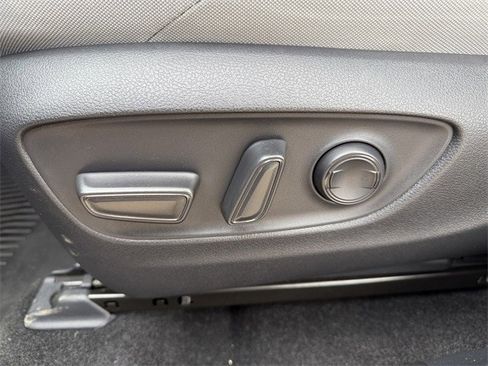 Used 2023 Toyota Venza LE image 24