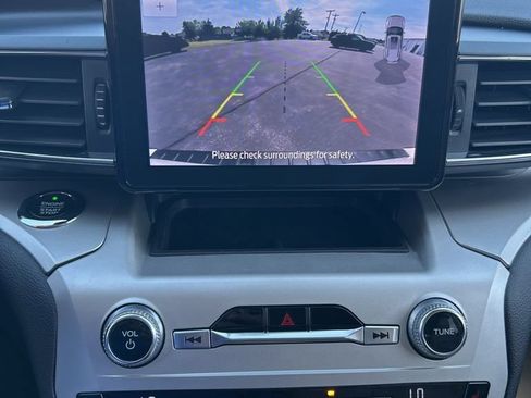 Used 2021 Ford Explorer XLT w/ Equipment Group 202A AWD/4WD image 39