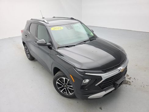 Used 2025 Chevrolet TrailBlazer LT w/ Convenience Package AWD/4WD image 2