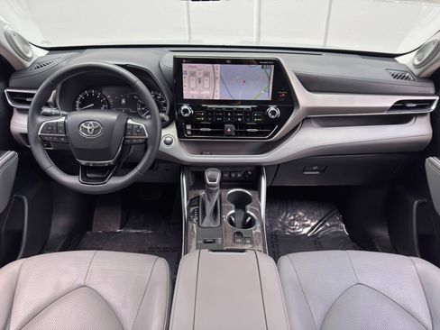 Used 2020 Toyota Highlander Limited FWD image 12