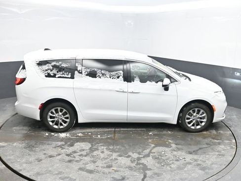 Used 2023 Chrysler Pacifica Touring-L image 30