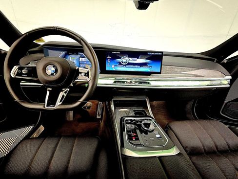 Certified 2025 BMW 760i xDrive w/ Executive Package AWD/4WD image 17