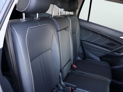 Used 2024 Volkswagen Tiguan SE image 15