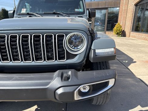 Used 2026 Jeep Wrangler Unlimited Sahara AWD/4WD image 9