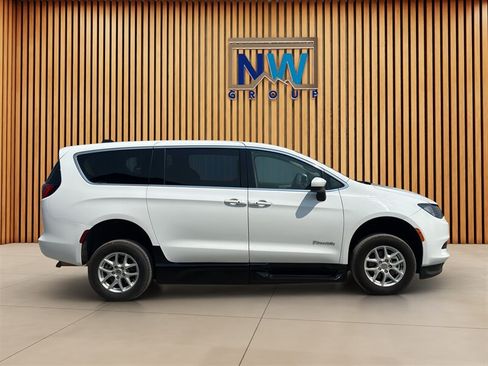 Used 2022 Chrysler Voyager LX FWD image 52