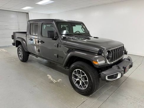 Used 2024 Jeep Gladiator Sport image 3