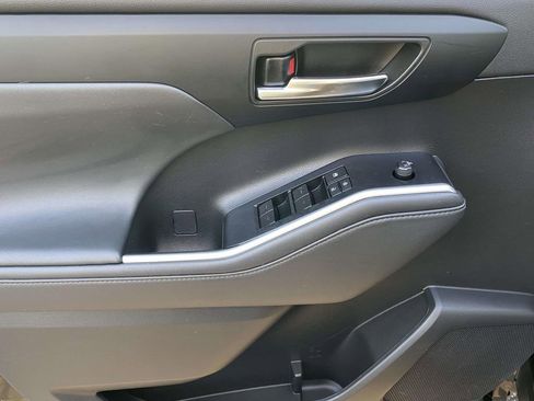 Used 2022 Toyota Highlander XLE image 16