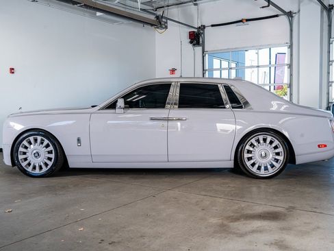 Used 2022 Rolls-Royce Phantom Sedan image 9