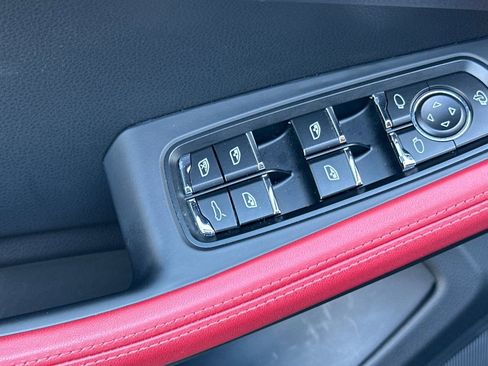 Used 2025 Porsche Macan image 13