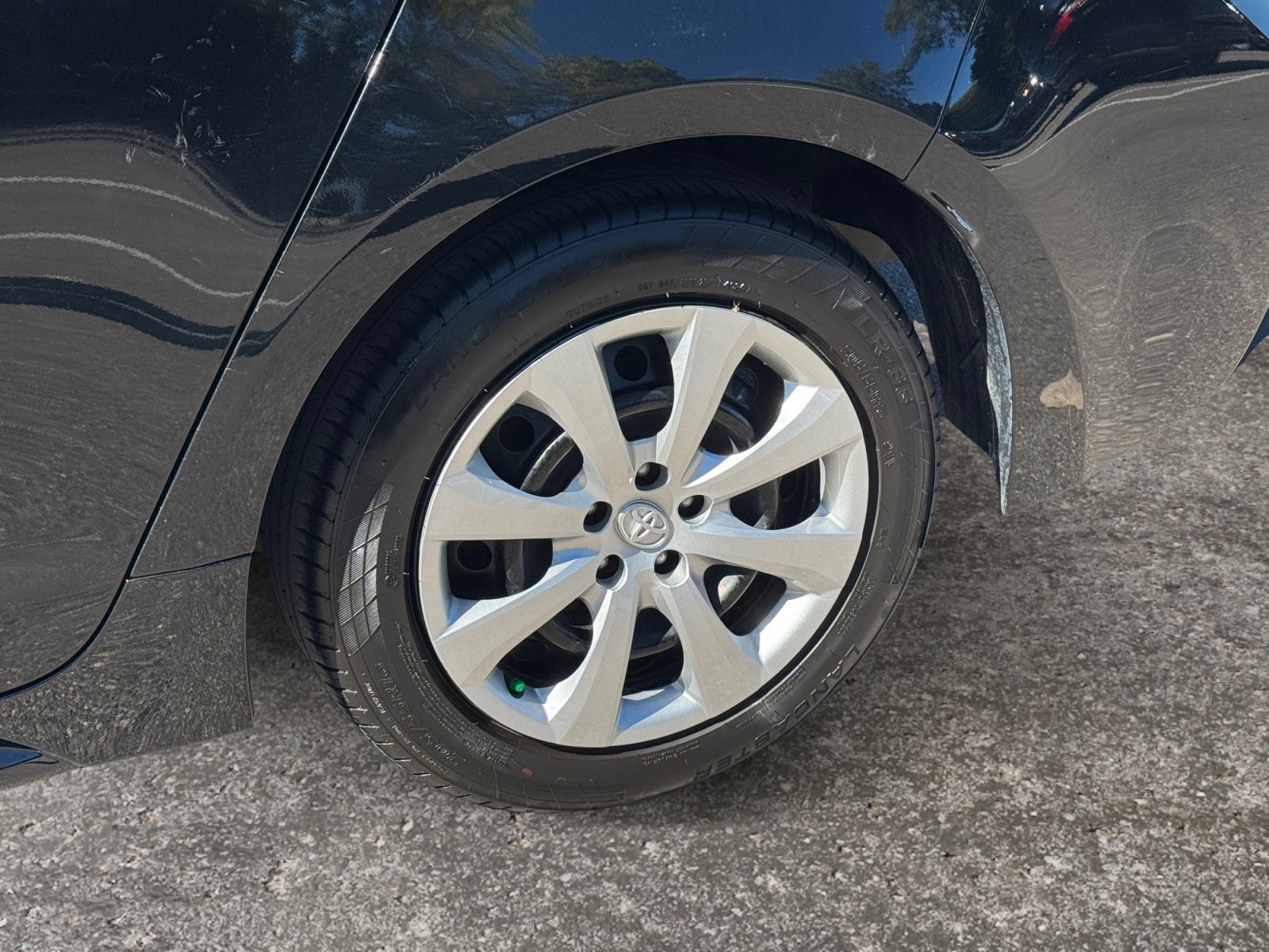 Used 2025 Toyota Corolla LE FWD image 12