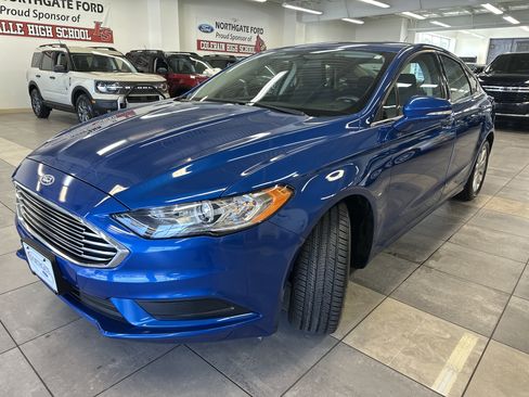Used 2017 Ford Fusion SE w/ Fusion SE Technology Package image 16