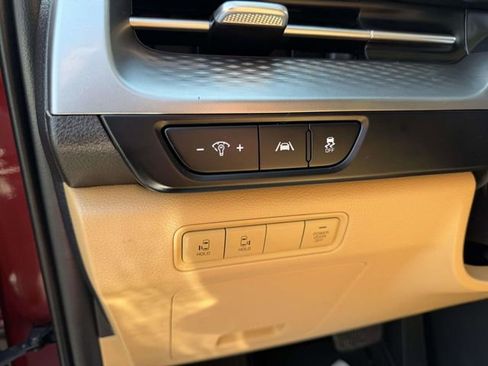 Used 2024 Kia Carnival LX FWD image 19